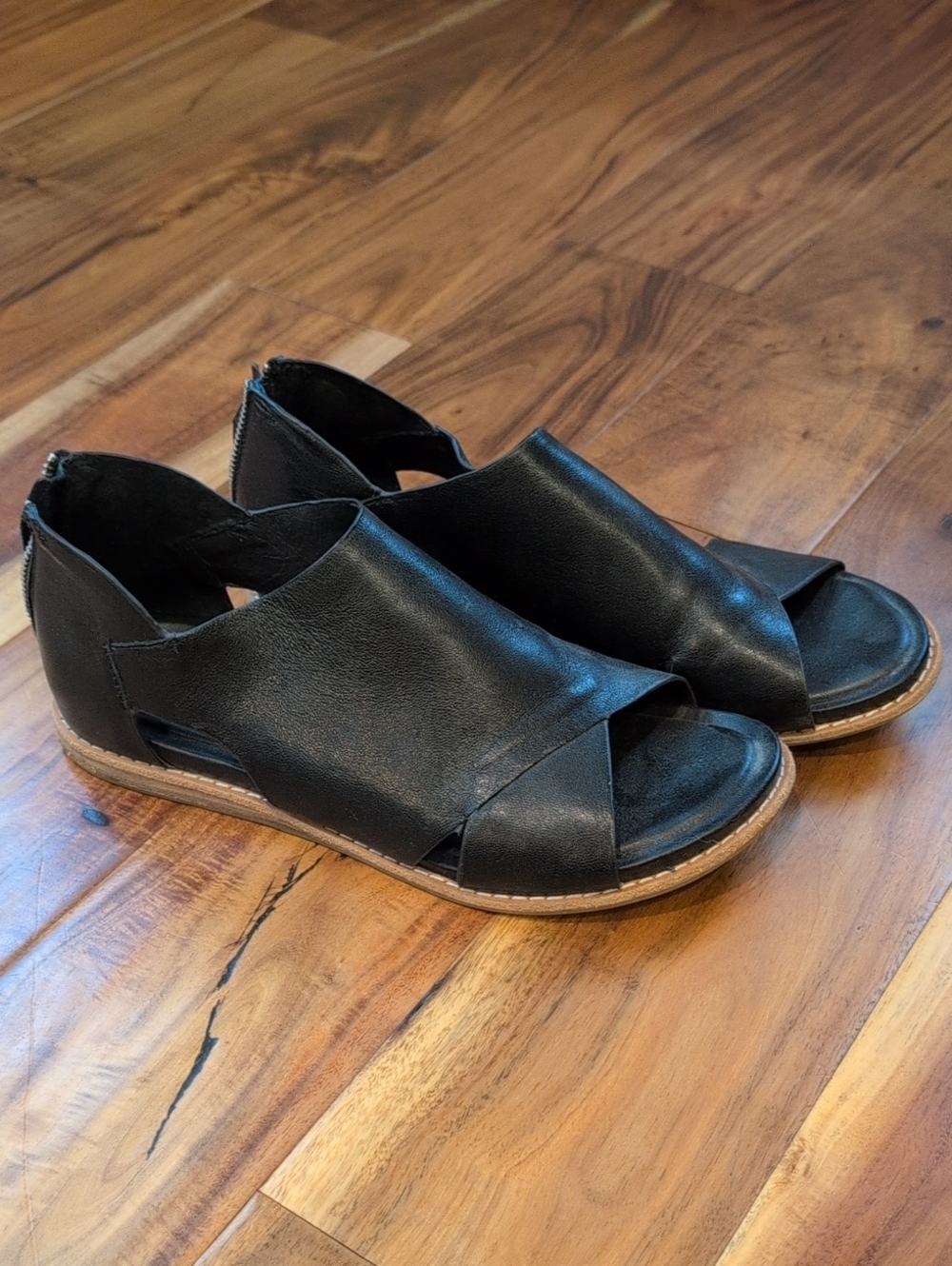 Sofft Black Open-Toe Leather Sandals
